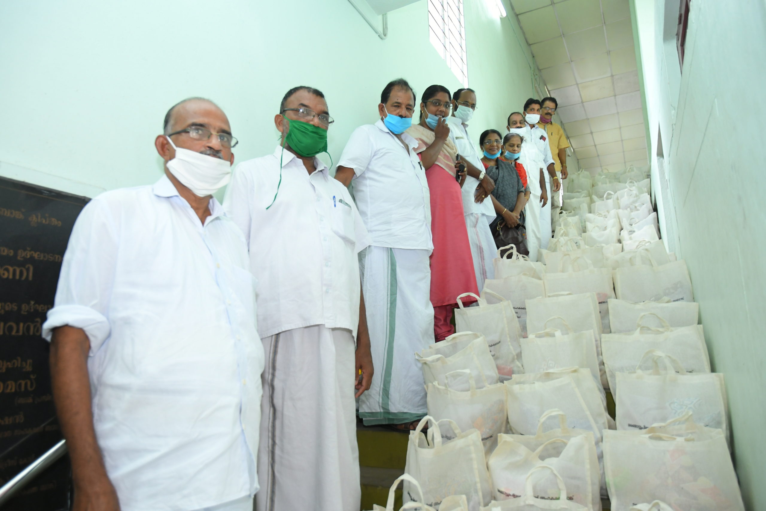 മരങ്ങാട്ടുപിള്ളി പഞ്ചായത്തിലെ 100 കിടപ്പു രോഗികള്ക്ക് മരങ്ങാട്ടുപിള്ളി സഹകരണ ബാങ്കിന്റെ സഹായഹസ്തം