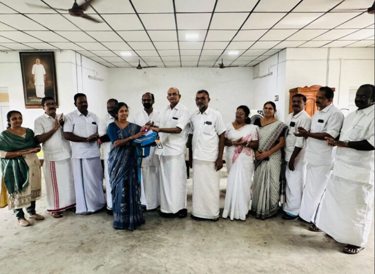 പഠനോപകരണങ്ങൾ വിതരണം നടത്തി.